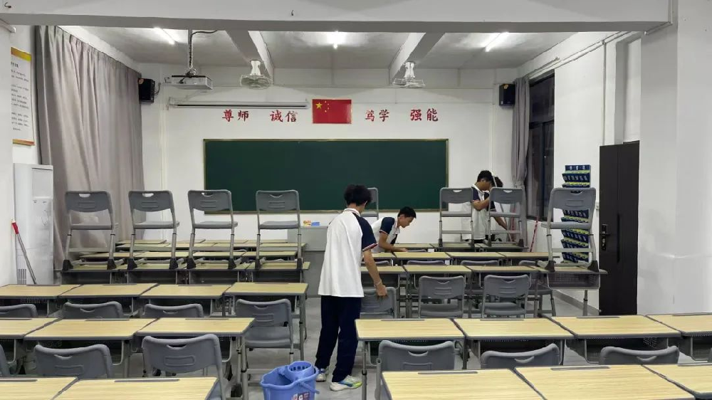 教学动态∣劳动教育实施中，教室卫生我先行