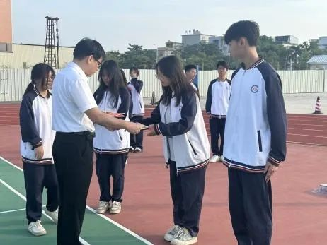 表彰先进，共创文明∣我校举行文明班级颁奖仪式