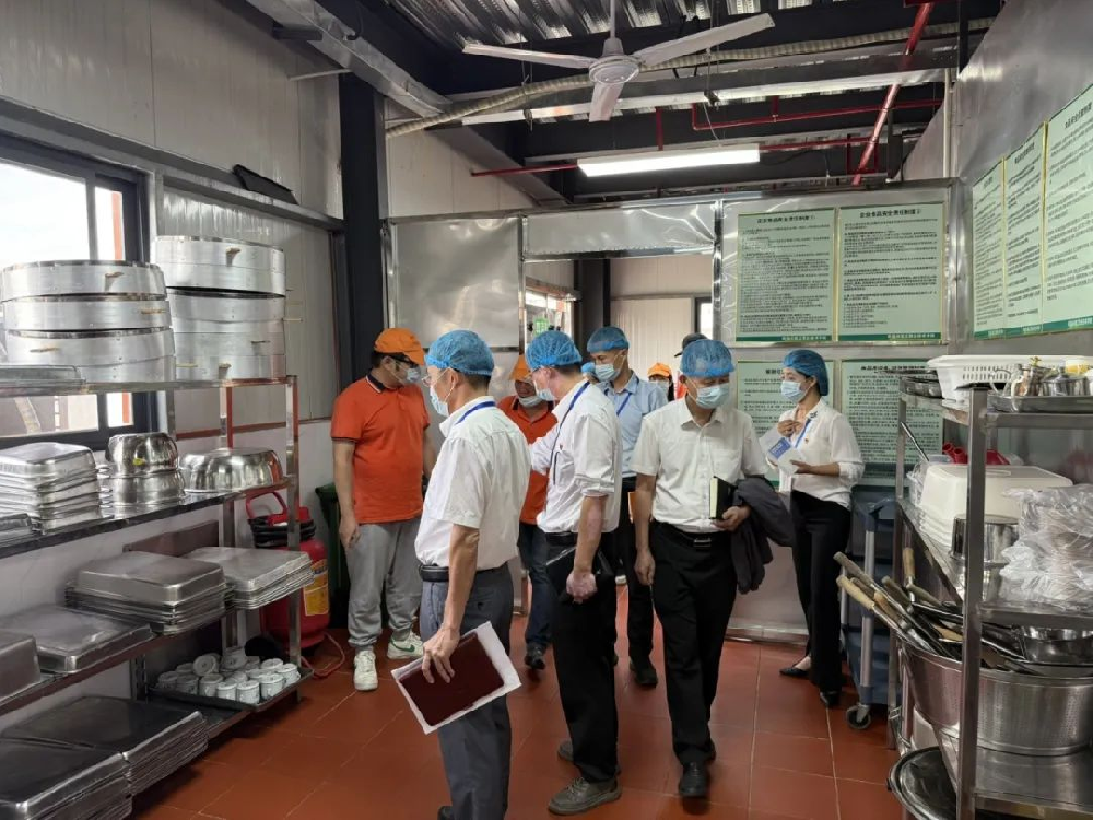 筑牢食堂安全防线，守护师生饮食健康∣我校领导深入食堂开展食品安全卫生大检查