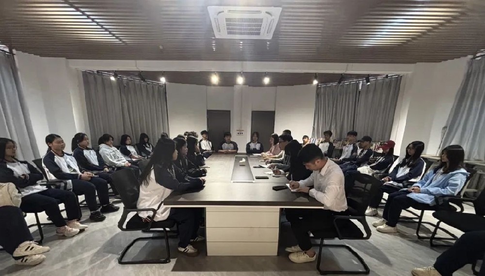 倾听学生心声 优化教学工作——我校教务科主持召开期中教学工作学生座谈会