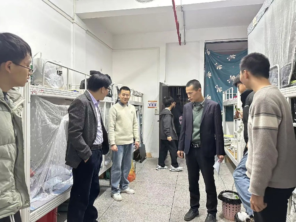 情系学生，温暖校园∣我校领导等到学生公寓探访返校学生