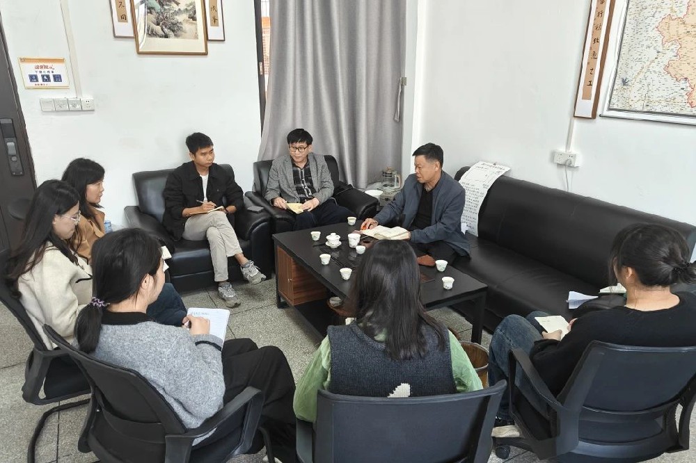 智慧碰撞，引领教学新征程——我校召开教研组长座谈会，共商教育教学发展大计