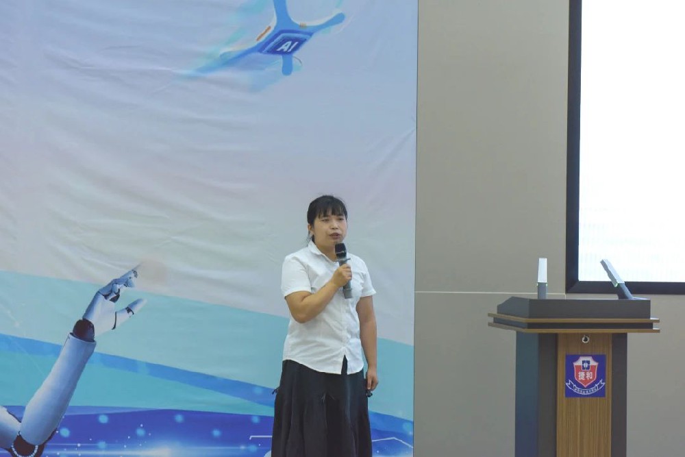 智启未来：AI赋能职教新发展——我校教师徐玉旋代表学校在2025年揭阳市职业教育活动周主题活动作专题发言