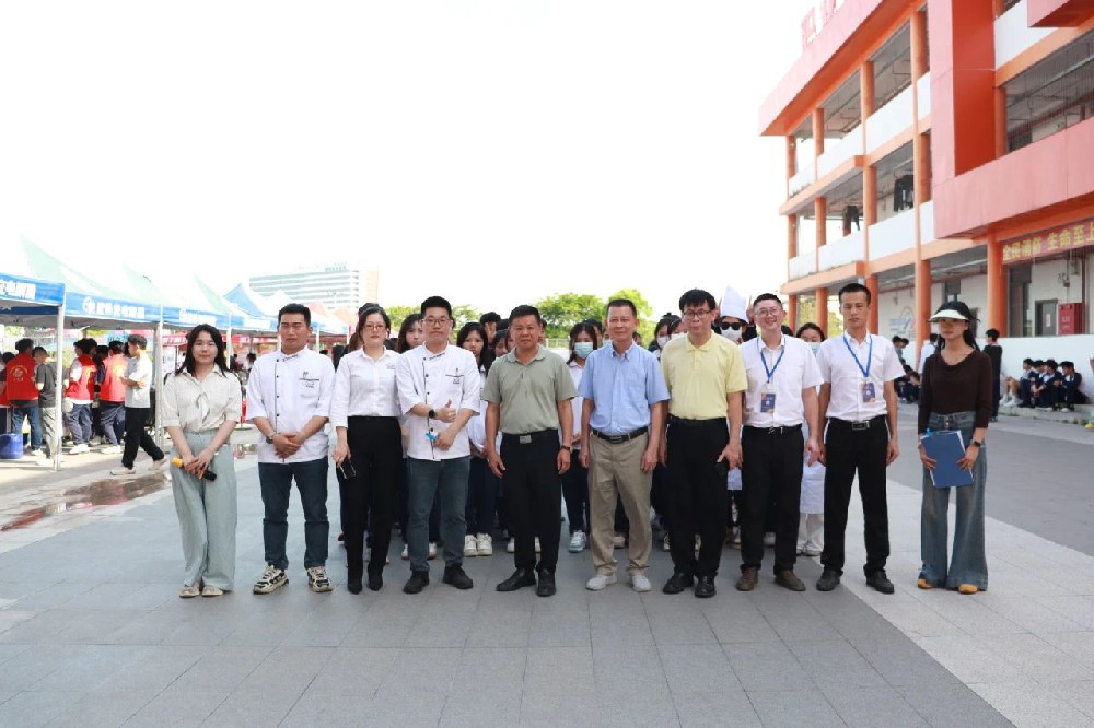 烟火气中绽放青春梦想——我校举行职业启蒙教育暨中西面点专业学生市集创业实践活动