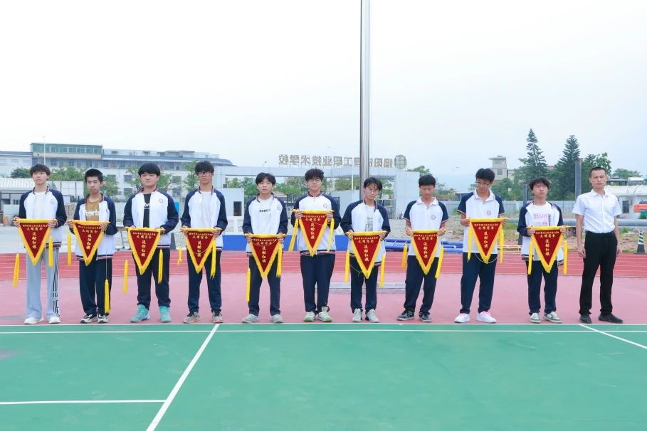 弘扬榜样力量，共建文明校园——我校举行升旗仪式暨文明宿舍、优秀班级表彰活动