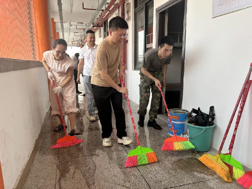 教师立榜样 全员燃情净校园