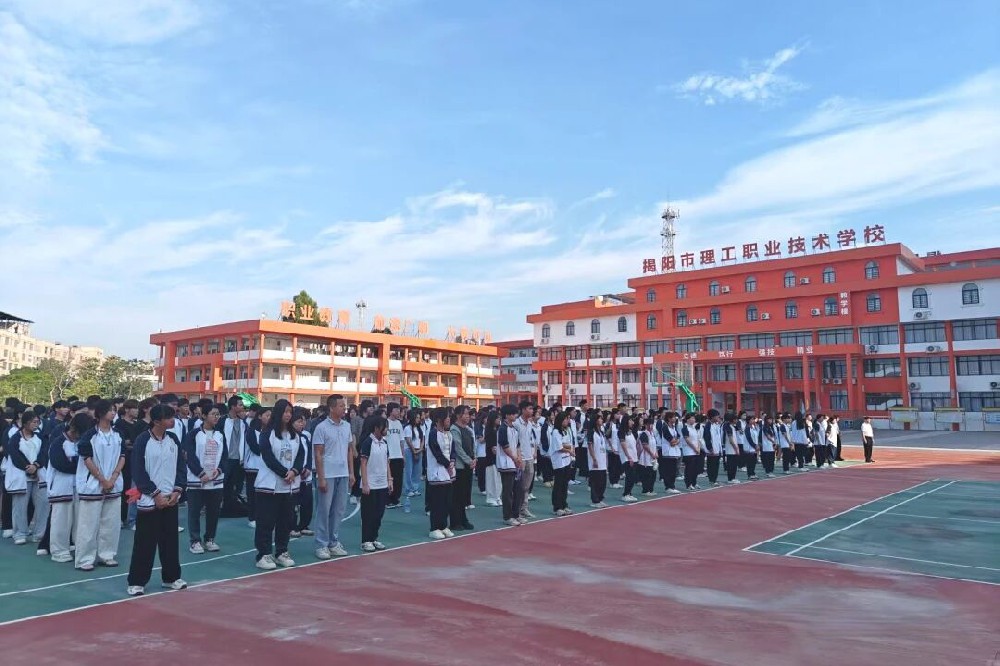 以初心锚定方向，用实干锻造时代本领——我校2025年秋季学期开学校长思政第一课