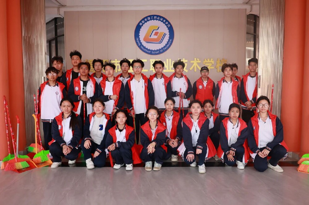 学雷锋净教室 践初心美校园——我校开展雷锋月卫生清扫专项行动