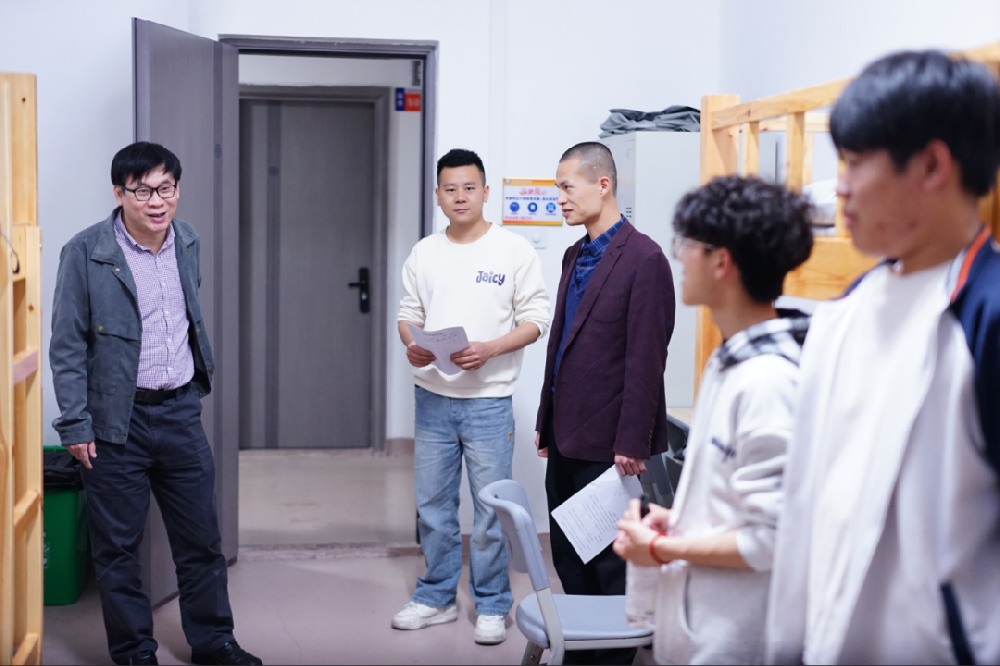 暖心走访传温情,细致关怀入宿舍